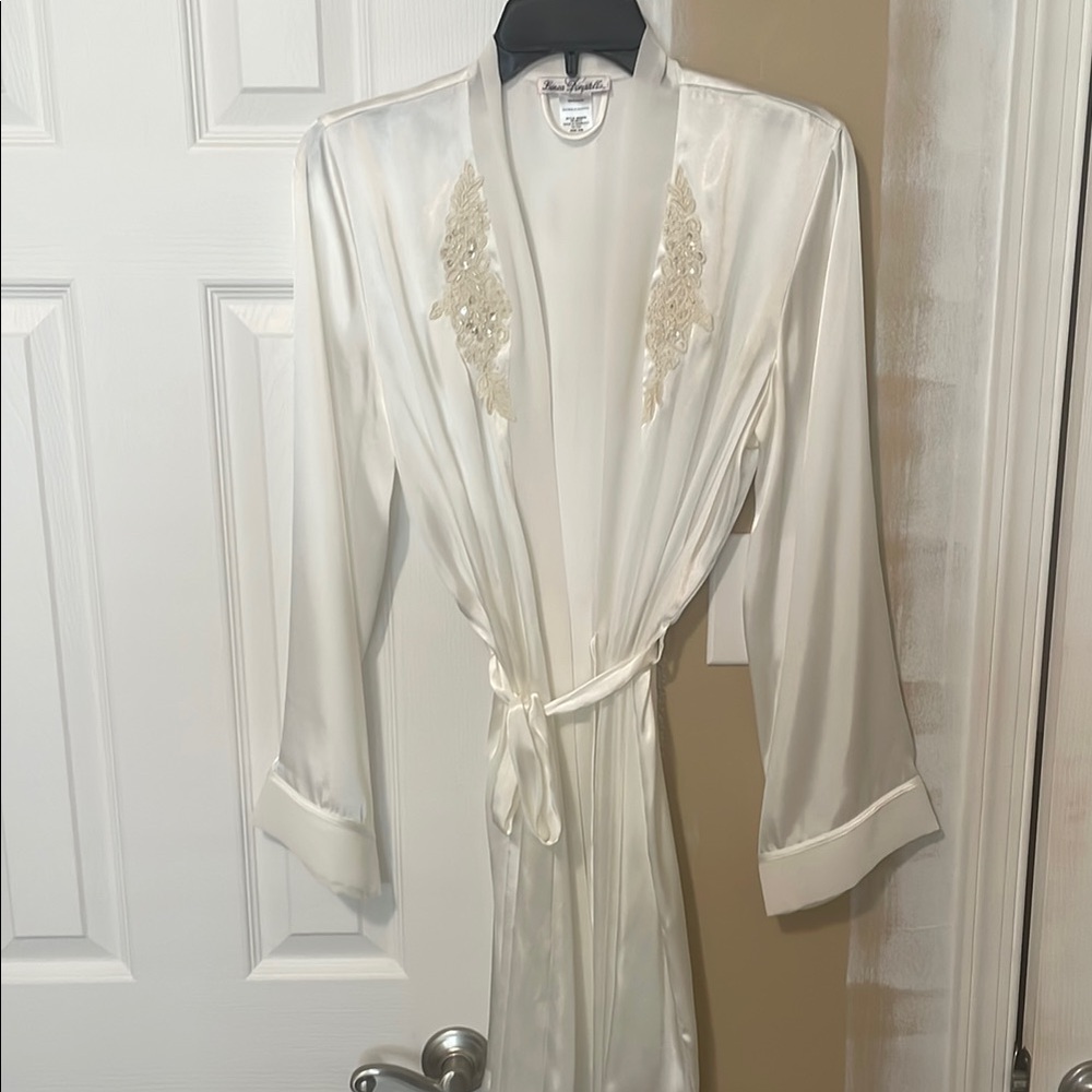 Linea Donatella White Lace Trim Robe